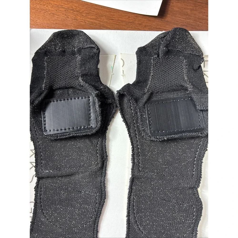 2 Gekks Shoe Liners  Sz Large Grips Inside  Comfort Odor Control Silver Coated